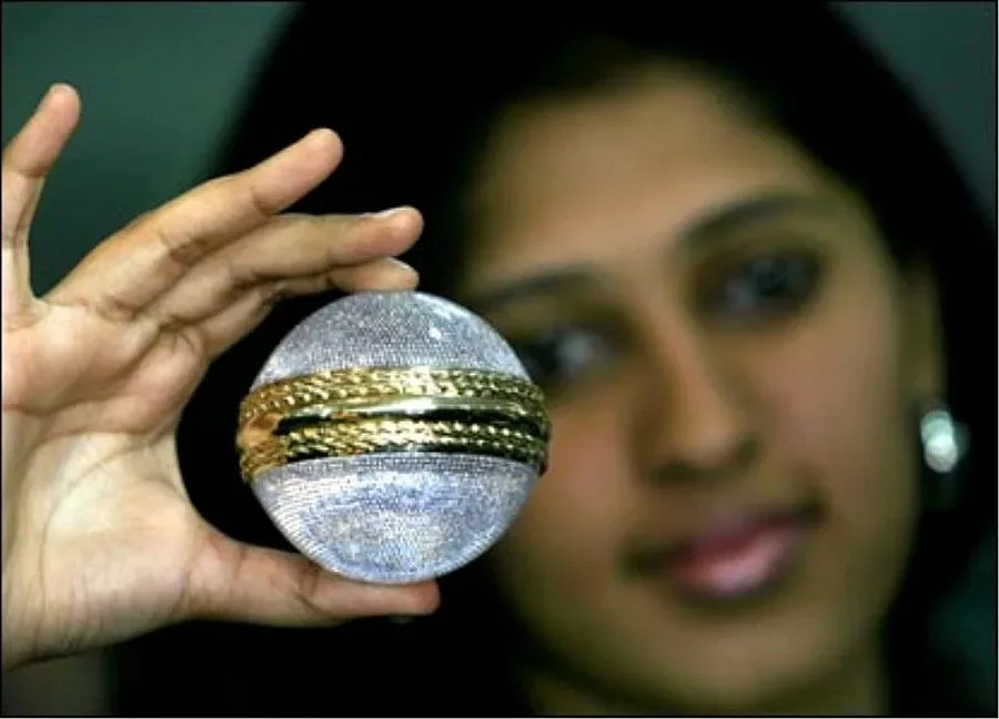 $68 500 за крикет топка с диаманти