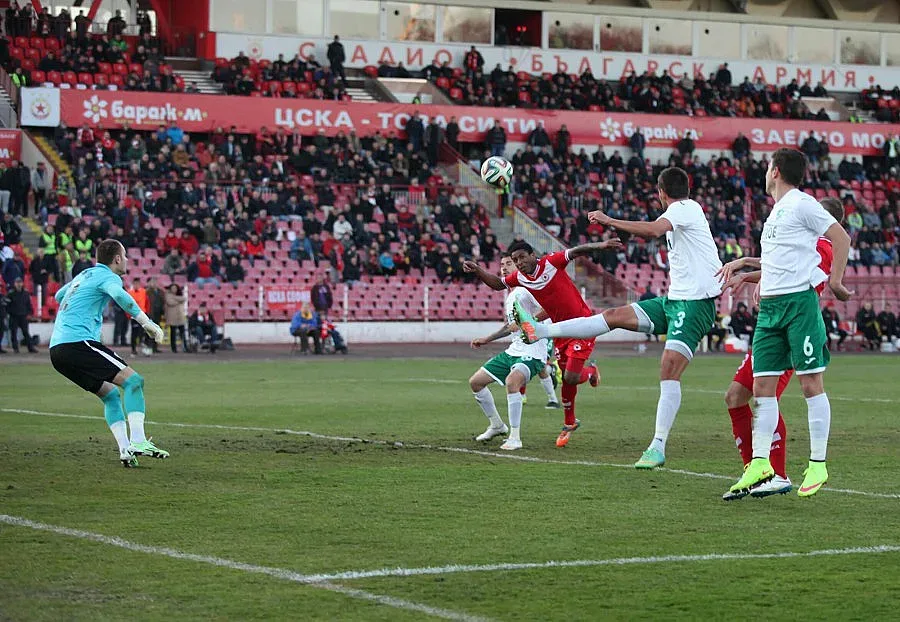 Феновете на "Берое" пяха в операта