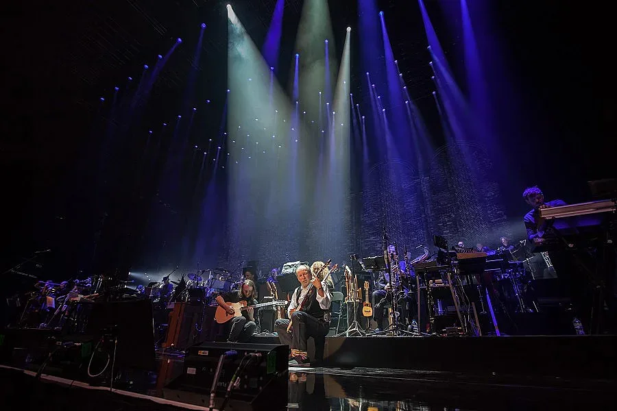 Цимер води басистка на Джако и Клептън