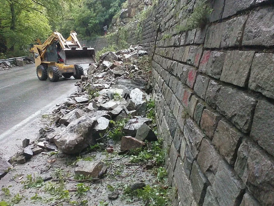 Скали блокираха пътя между Асеновград и Смолян