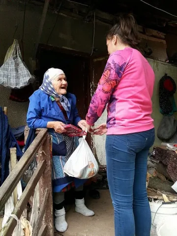 Момичета от Белоградчик зарадваха баби за празниците