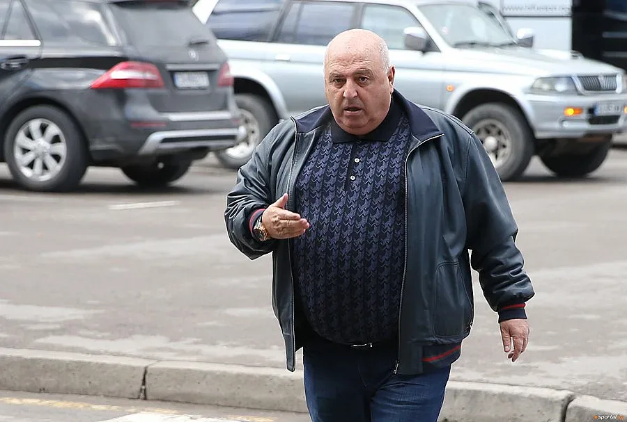 Венци погна мениджъри с тояга
