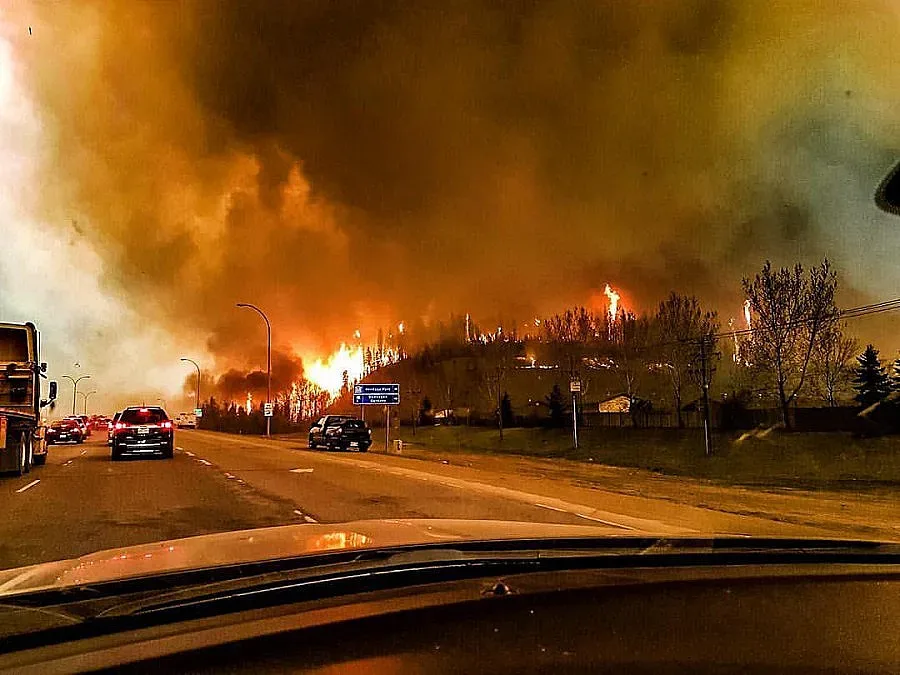 Пожар евакуира цял град в Канада
