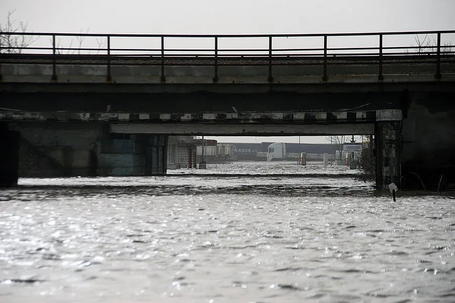 Емирствата вдигат изкуствена планина