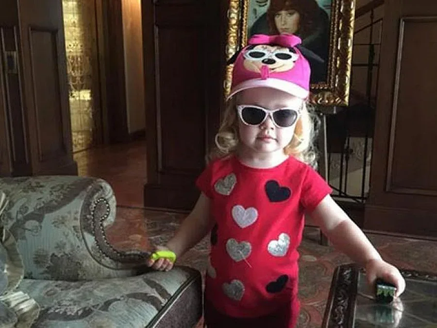 Пугачова се хвали с близнаците си