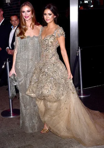 Нина Добрев пести от рокли