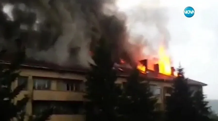 Изчисляват щетите по блока, поразен от мълния