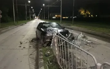 Кола се заби в ограда, шофьорът избяга