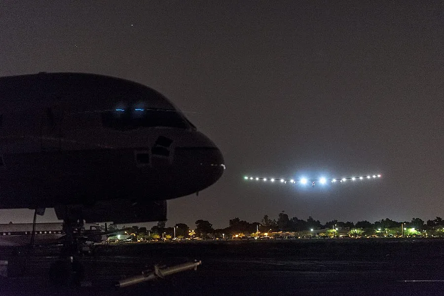 "Солар Импулс 2" кацна в Аризона след 16-часов полет