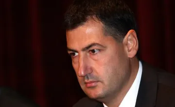 Тотев замеси и миньоните в скандала с бурките