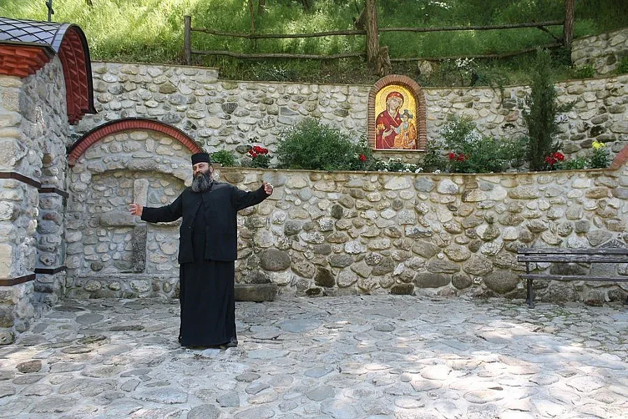 Отец Николай проповядва и гради храмове в Мелник