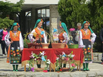 Песни и конкурс за най-здраво яйце в Банско
