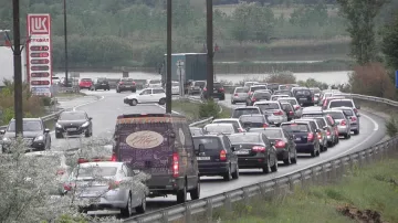 Гърция обмисля такса за коли с чужди номера