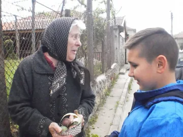 Деца боядисаха яйца за хора в нужда
