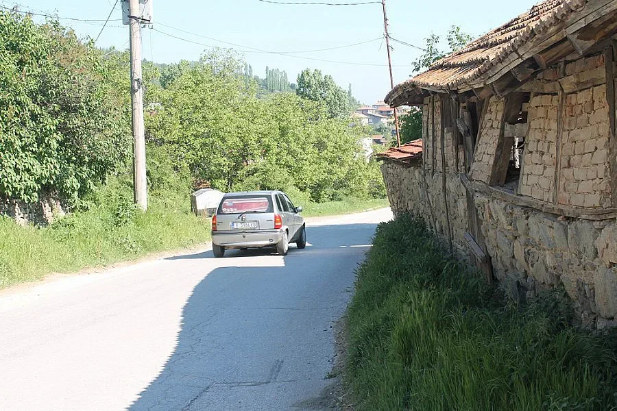 Опасен зид виси над път