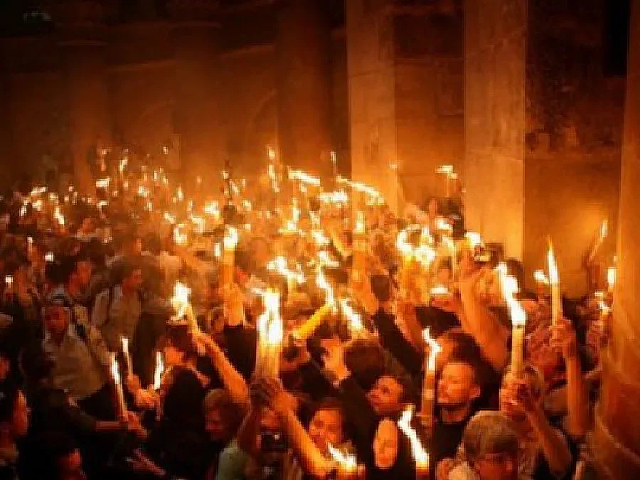 Браницки епископ Григорий донася Благодатния огън