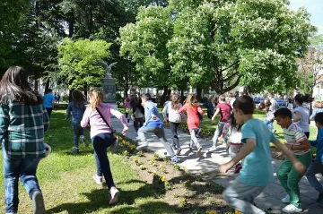 Деца на лов за великденски яйца