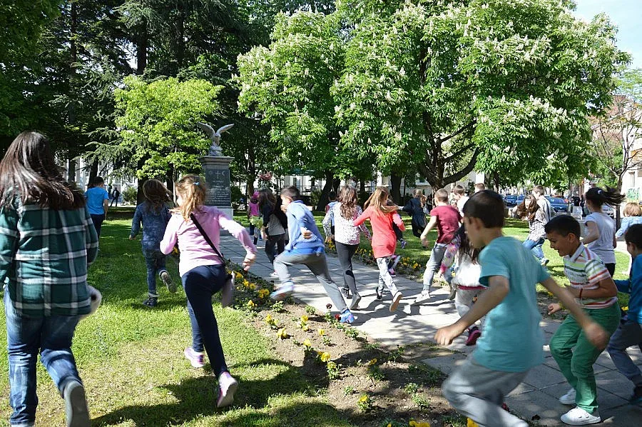 Деца на лов за великденски яйца