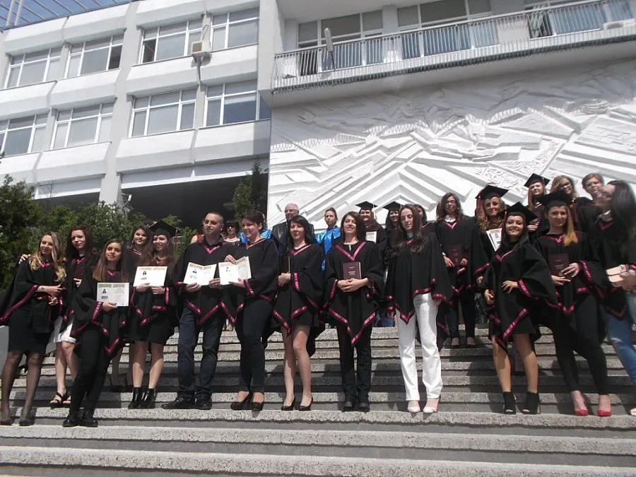 Връчиха дипломите на 191 абсолвенти