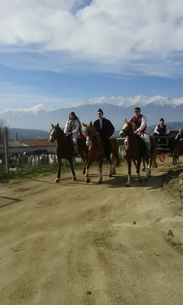 Чужденци празнуват Великден с езда на коне