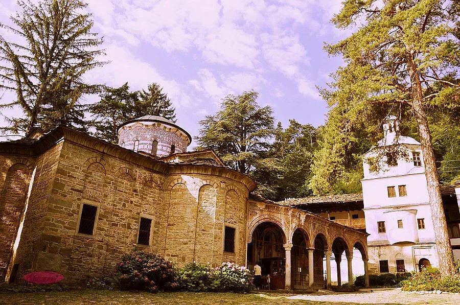 Даряват икони в Троянската обител