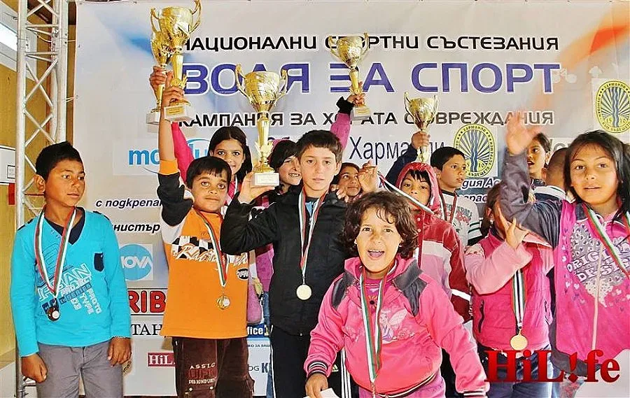 Спортисти наградиха над 100 деца с увреждания в Харманли