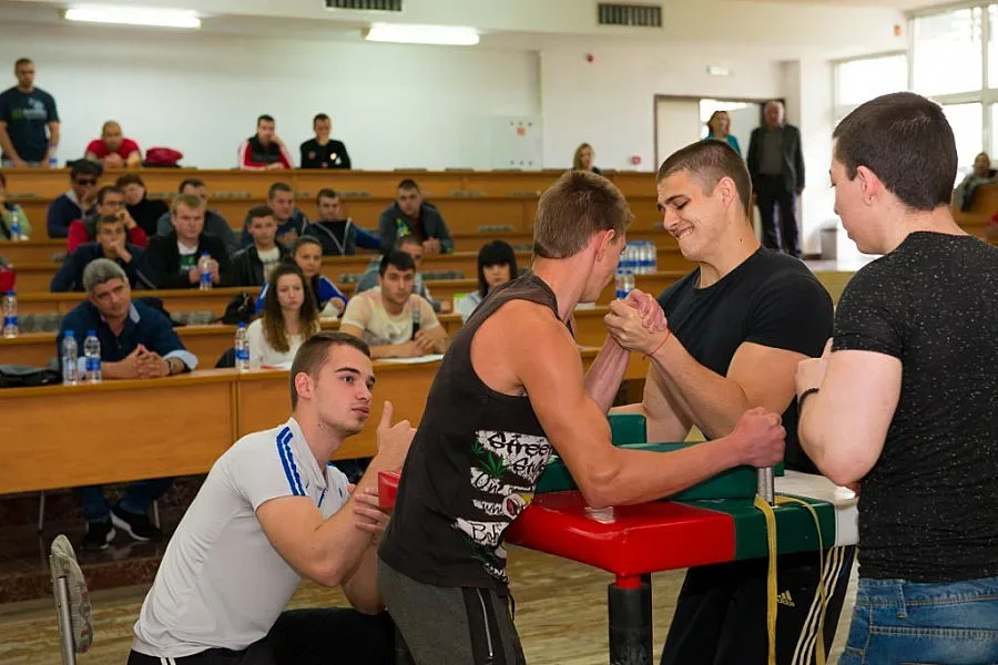 Студенти и докторанти премериха мускули