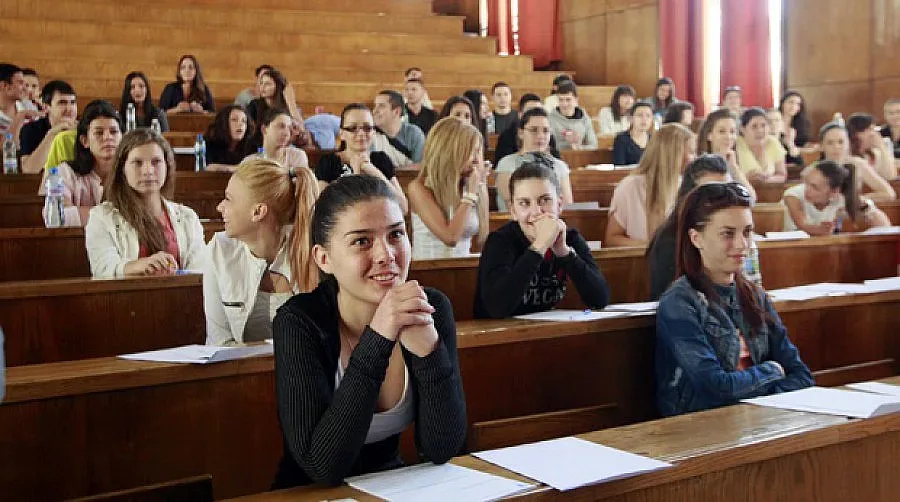 Местата във вуз с 9000 по-малко