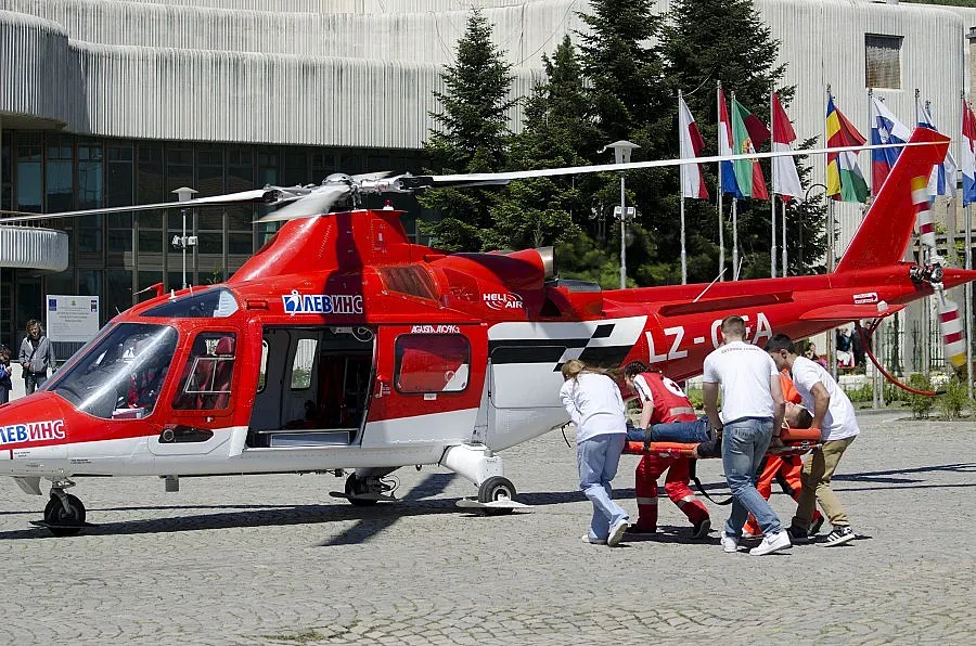 Хеликоптер спаси ученик футболист