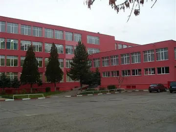 Парче мазилка падна в училищен двор, няма пострадали