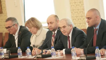12 000 кандидати за ДОСТ