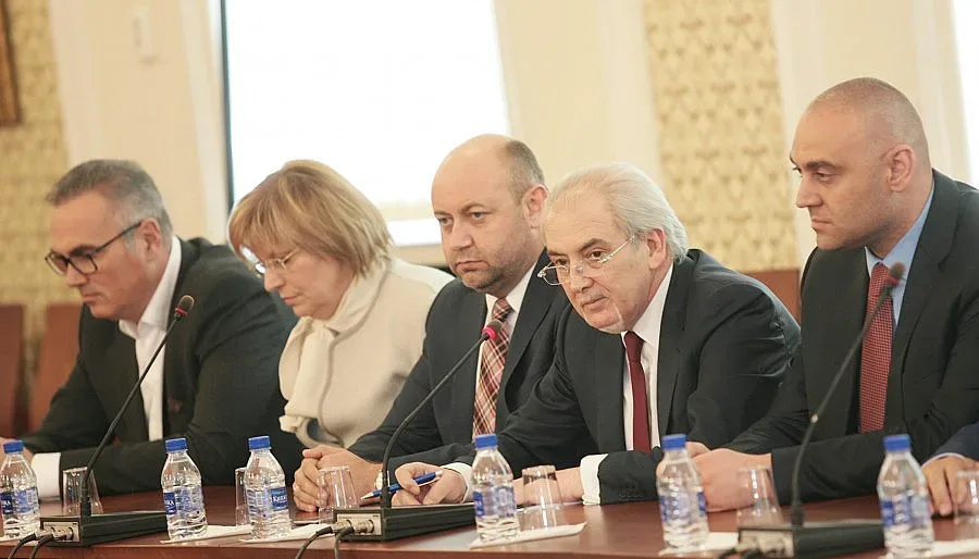 12 000 кандидати за ДОСТ