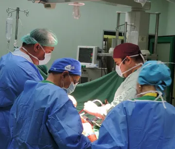 За първи път ортопеди имплантираха изкуствено цяло бедро