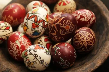 Млади невести рисуват с восък великденски яйца