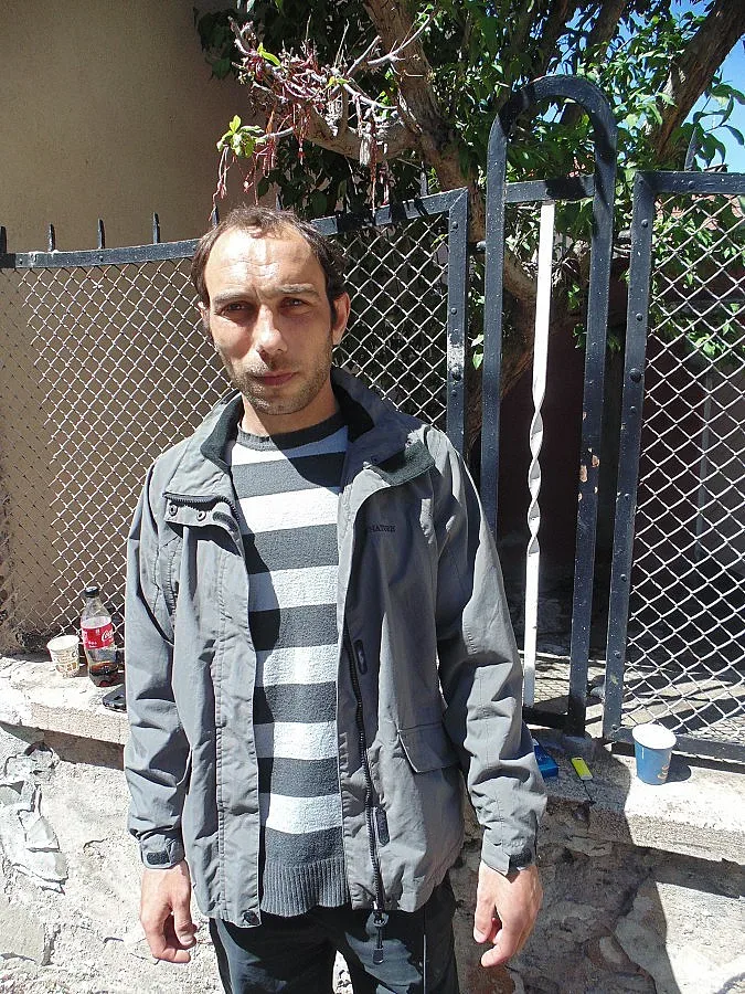 Бедност принуди баща  да остави сина си