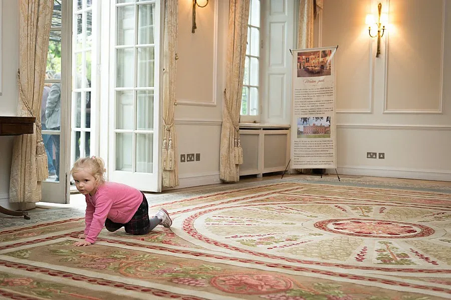 Випове се събуха боси в британското посолство