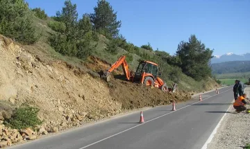 Свлачище надвисна над път