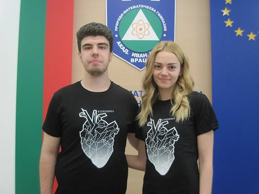 Абитуриенти без костюми заради благотворителност