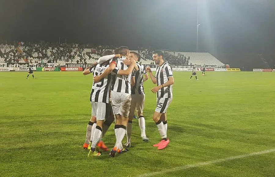 Преди дербито: Звездата на "Локо" скита по нощите