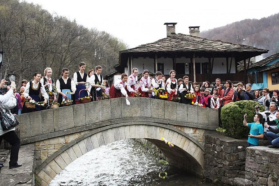 На Цветница девойките са готови за брак