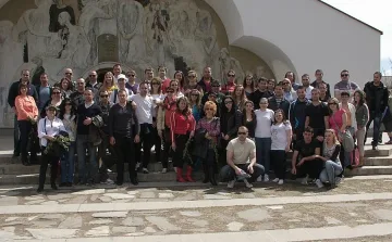 Младежи от ГЕРБ садят дръвчета край храма на Ванга
