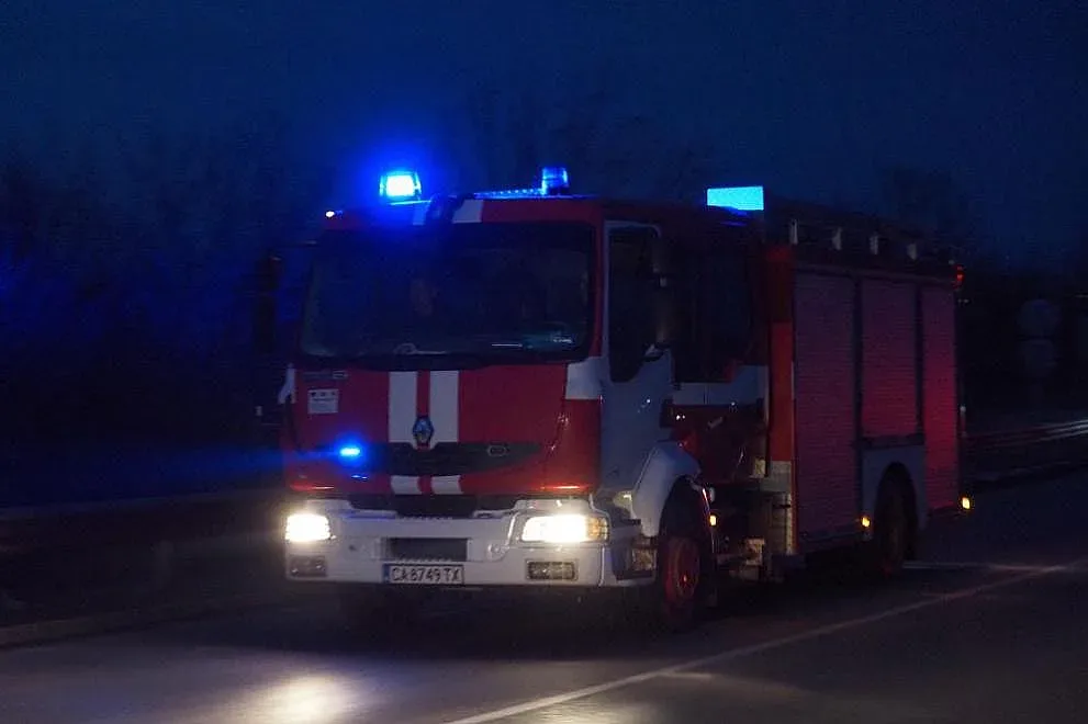 Лумна пожар в столичен квартал. Спешно евакуират хора