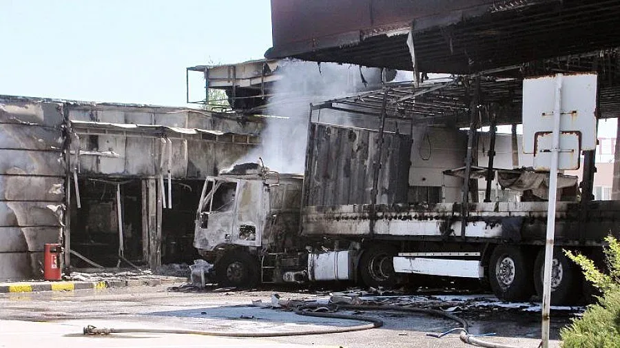 Източват горивото от изгорялата бензиностанция