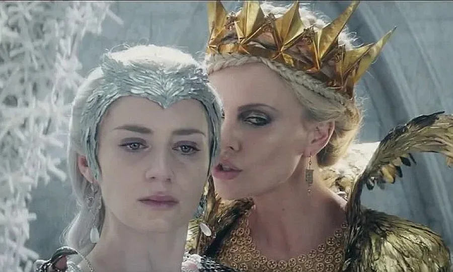 Чарлийз Терон е зла кралица