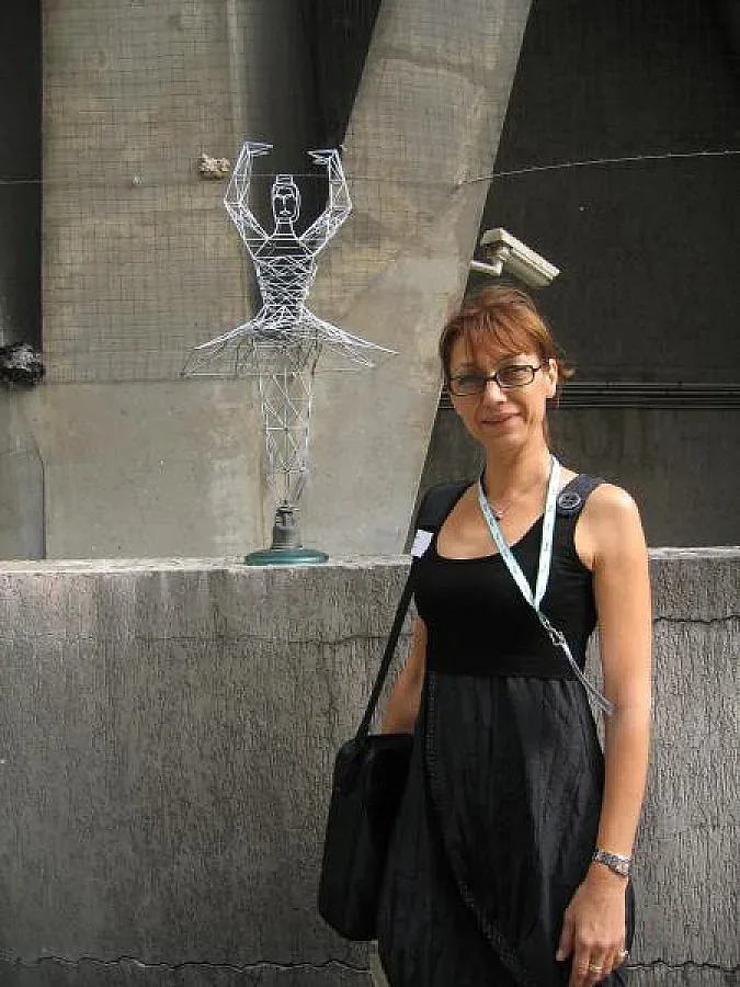 Българка превръща елстълбове в скулптури