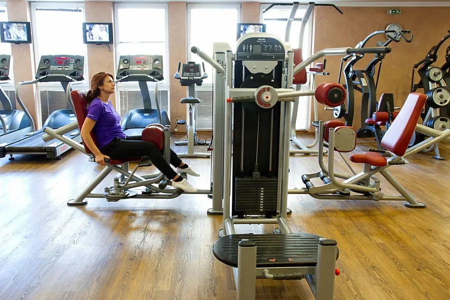 Фитнес с инструктор, за да те заглеждат на плажа