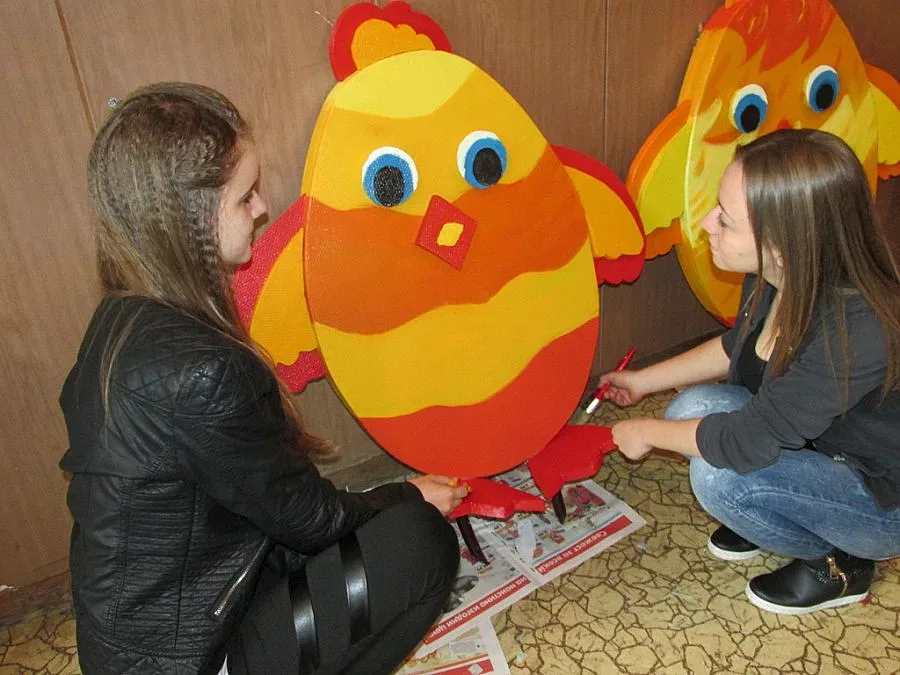 Деца украсяват Перник за Великден