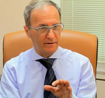 Фемтосекундният лазер  е прецизен и щади окото