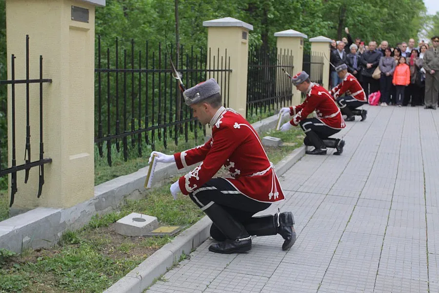 Алея на героите във Военна академия