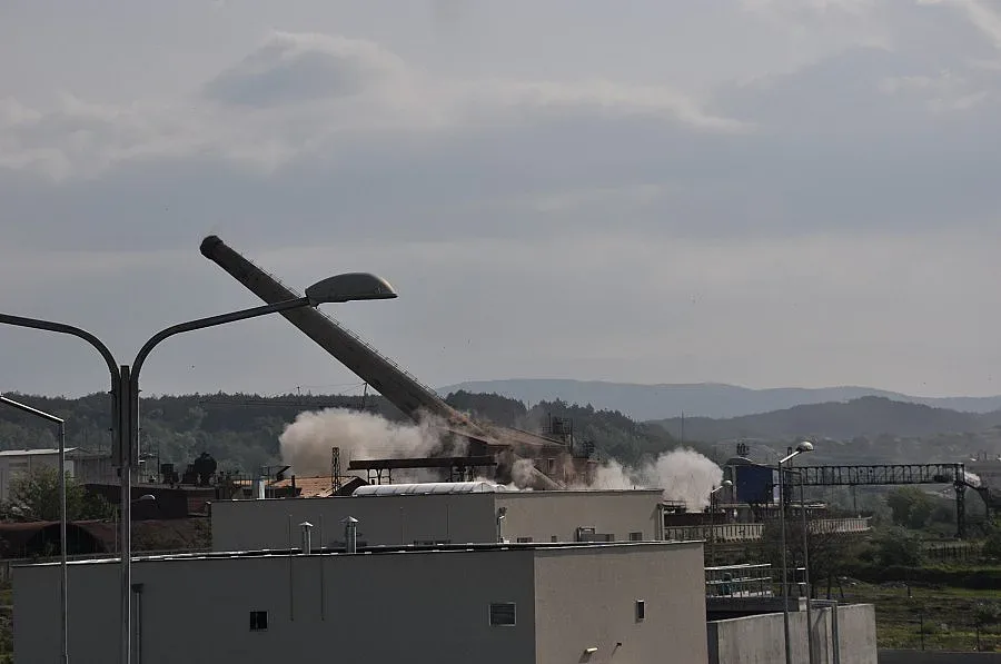 Взривиха комини на бивш металургичен комбинат в Кърджали